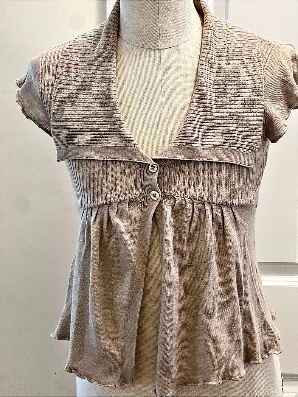 weekends Short Sleeve Knit Top in Beige Size Medium Like New